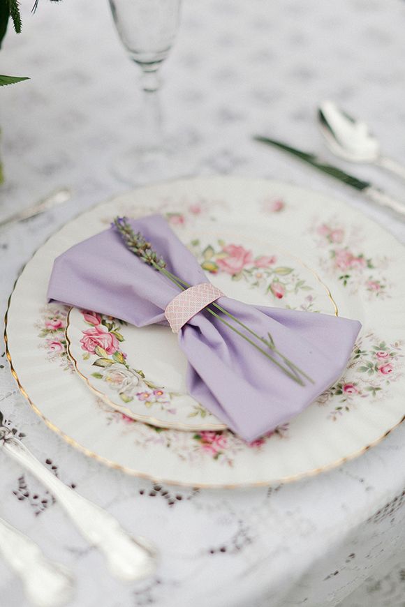 idee nunta aranjament nuante lila pentru invitati la masa