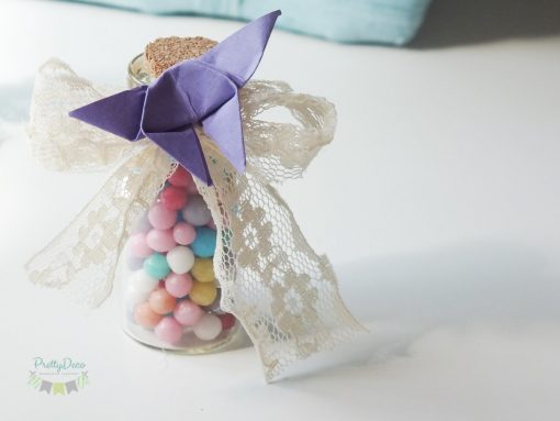 marturii nunta sticlute cu bomboane colorate dantela si fluturas origami marturii de nunta sticlute bomboane