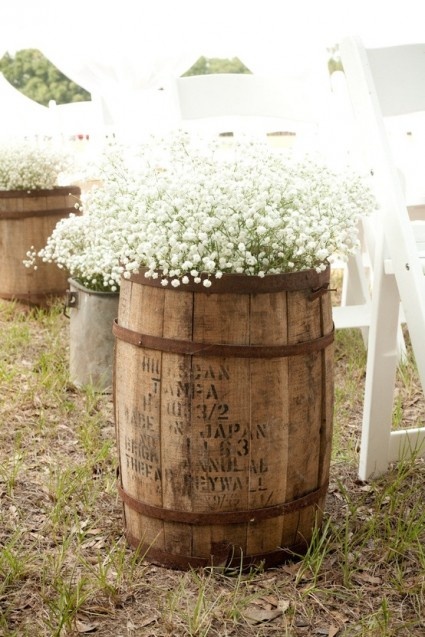 idei nunta tematica rustica butoi rustic cu floarea miresei decoratiuni nunti rustice