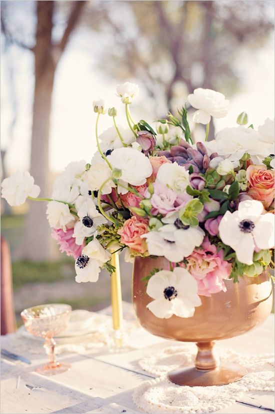 inspiratie nunta aranjament bogat  flori vas auriu anemone albe