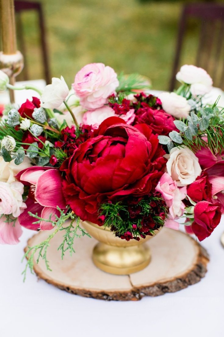 inspiratie nunta aranjament masa flori grena bujor rosu aprins marsala flori roz