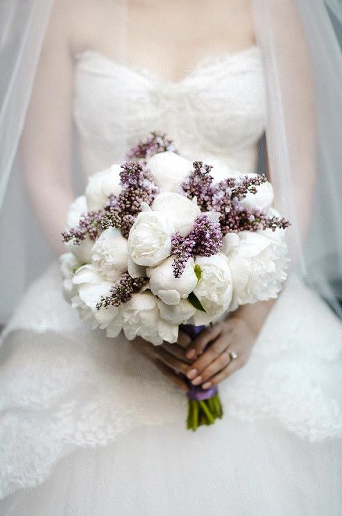 inspiratie nunta buchet de mireasa primavara bujori albi liliac mov lila