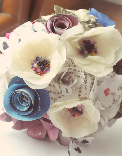 inspiratie-nunta-cununie-buchet-de-flori-din-hartie-Alice-in-Wonderland-bleu-anemone-albe-si-purpuriu-510x652[1]
