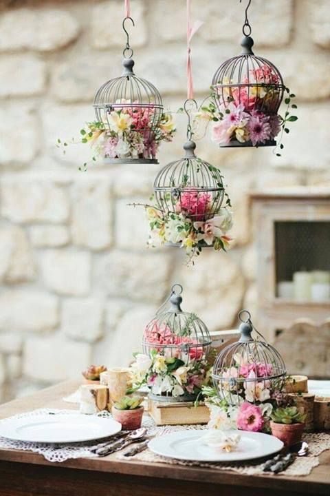 idee decor nunta aranajament cu colivii decorate cu flori colivie decorativa