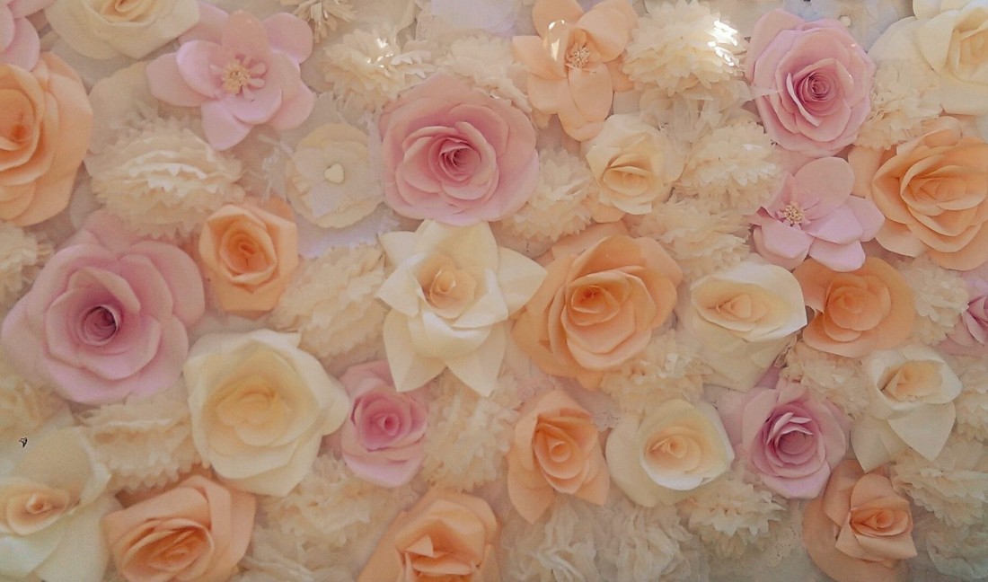 idei panou decorativ nunta poze cu flori si pom pomi piersica roz crem panou foto nunta