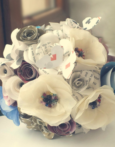 inspiratie-de-nunta-buchet-flori-din-hartie-Alice-in-Wonderland-bleu-anemone-albe-si-purpuriu-510x652