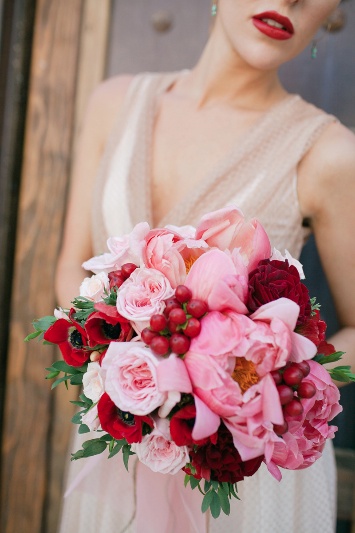 buchet de mireasa bogat culori tari roz rosu bujori anemone rosii inspiratie nunta vara