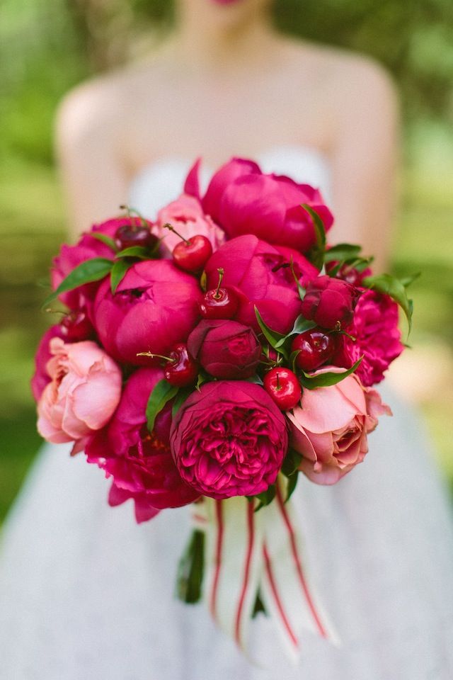 buchet de mireasa bogat rosu roz bujori mari cirese inspiratie nunta vara