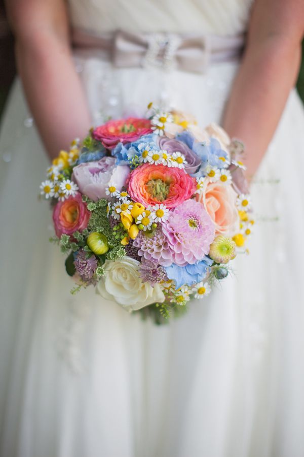 buchet de mireasa inspiratie garden party nunta in gradina buchet de mireasa cu flori din gradina culori de vara pastelate roz bleu portocaliu piersica galben musetel