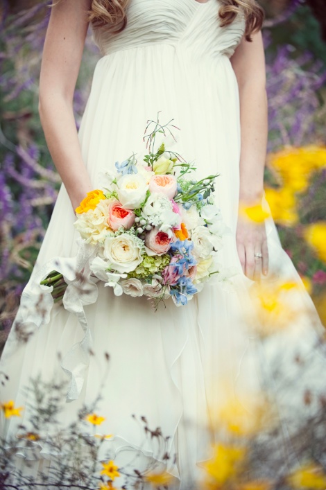 buchet de mireasa nunta vara garden party flori de gradina inspiratie culori crem alb galben piersica roz bleu