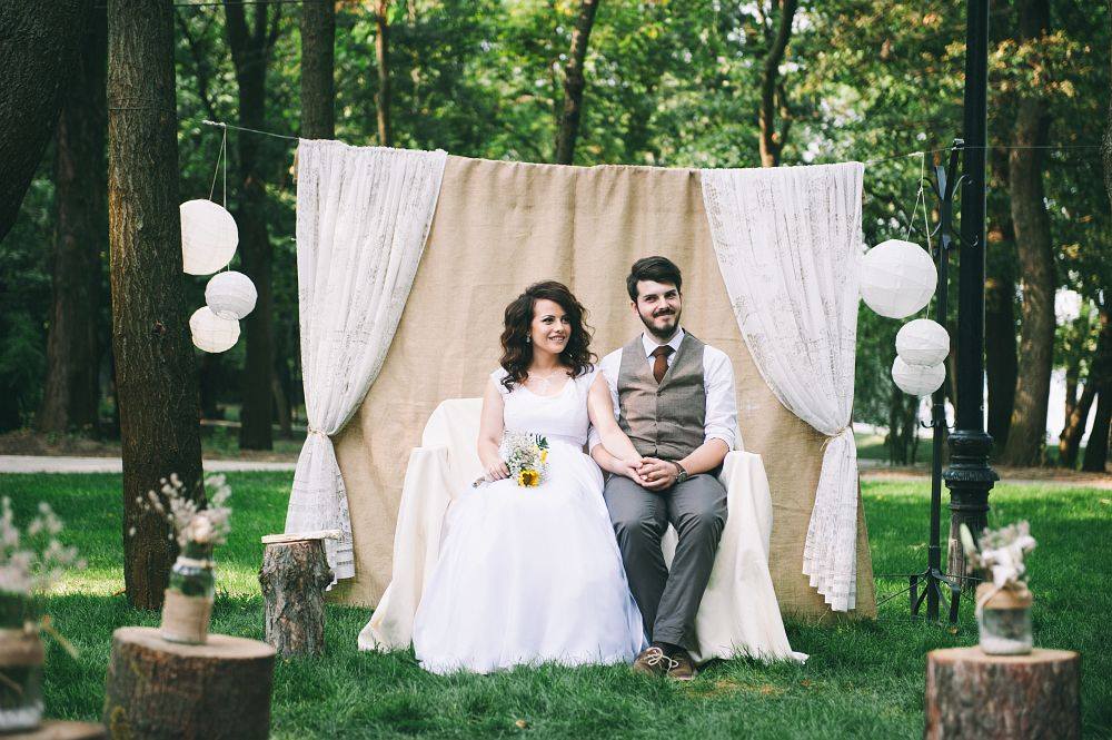 cum sa faci singura un cadru pentru poze la nunta diy photobooth rustic dantela panza de sac nunta in aer liber decor