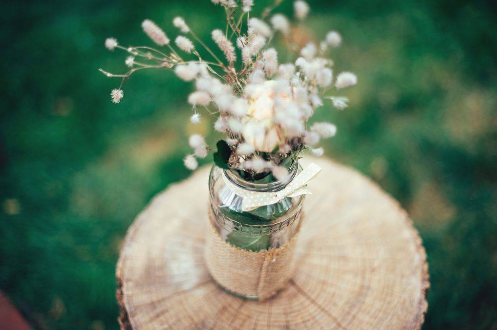 decor nunta in aer liber nunta rustica borcan rustic cu flori de camp decoratiuni din lemn nunta
