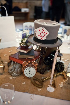 decoratiuni nunta-Alice-In-Wonderland-chei-cartide joc-ceas
