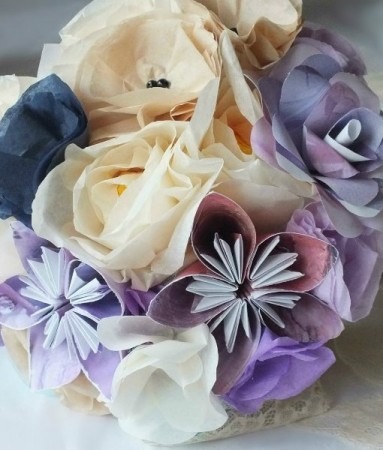 inspiratie-buchet-de-mireasa-flori-rezistente-crem-mov-albastru-navy-flori-din-hartie-flori-origami-510x600