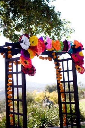 decor de nunta mexicana arcada cu flori mari din hartie