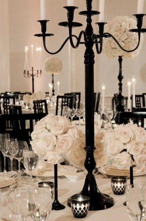 centerpiece cu trandafiri albi decor nunta alb - negru