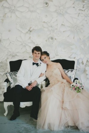 photo booth cu flori uriase din hartie decor nunta alb negru